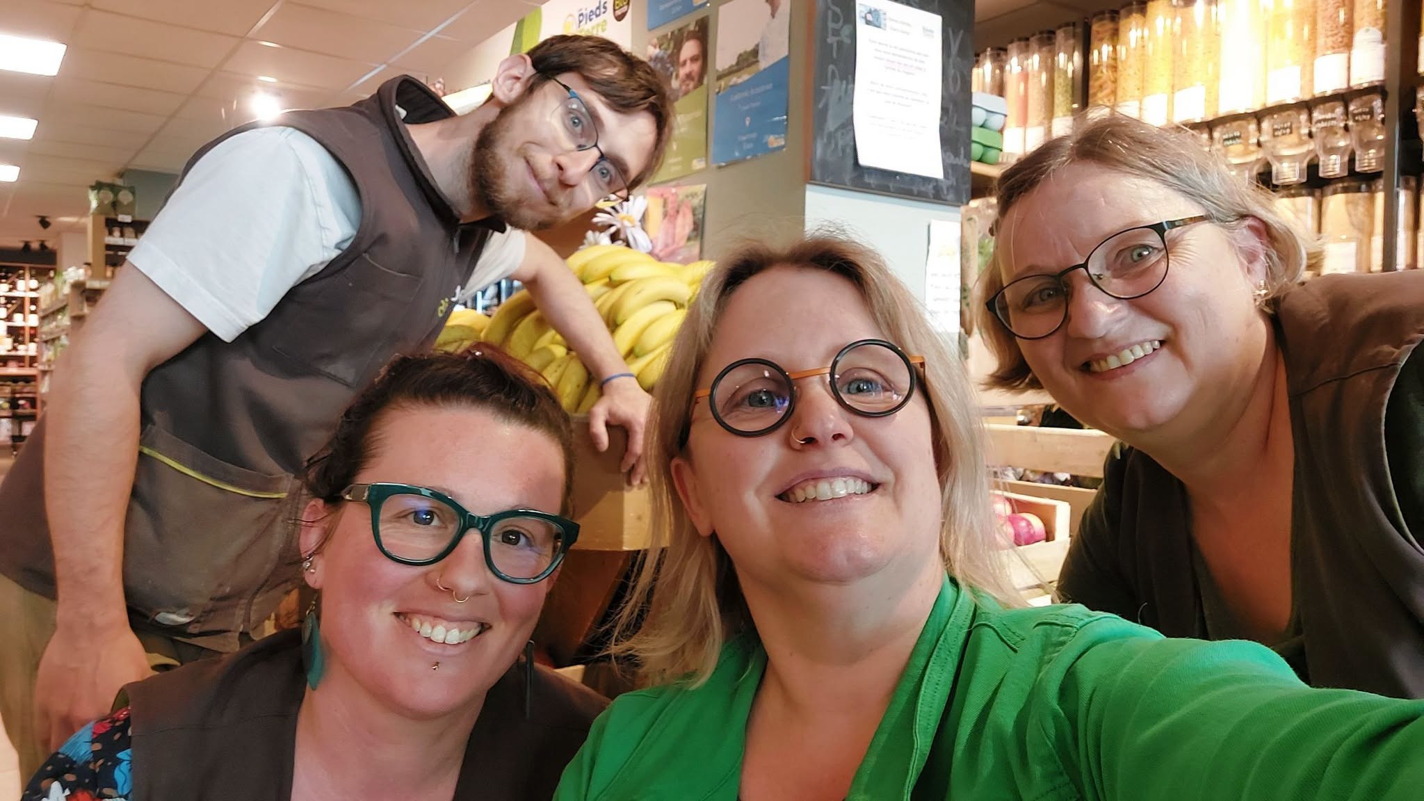 Toute l'équipe des Pieds Sur Terre, dans le magasin